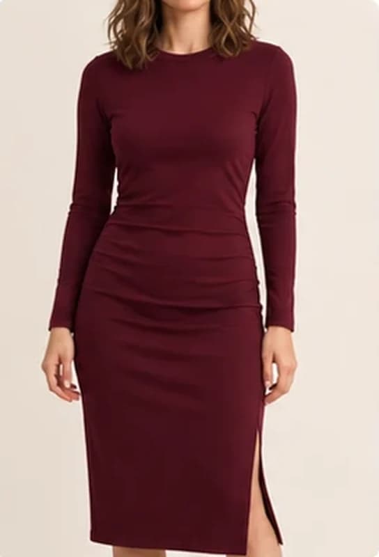 Model in einem bordeauxroten, langärmeligen Midikleid